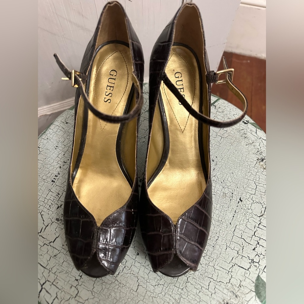 GUESS Women's Brown Croc-Embossed Heels